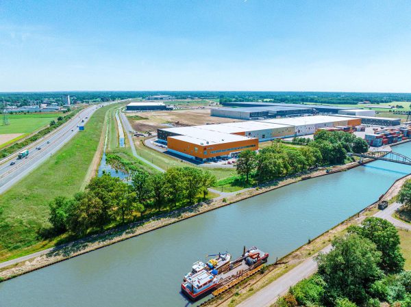 E. van Wijk Forwarding - warehouse gelegen aan A35 en Twentekanaal