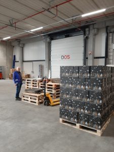Twentepoort Logistiek verzorgt transport Stichting SHOE - Jerry van den Bos bij de goederen