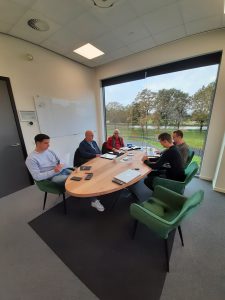 Twentepoort Logistiek verzorgt transport Stichting SHOE - documenten ondertekenen