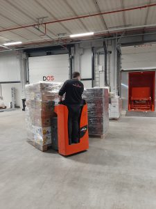 Twentepoort Logistiek verzorgt transport Stichting SHOE - inladen goederen