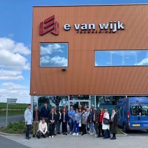 Bezoek uit Oekraïne - bij ingang E. van Wijk Forwarding